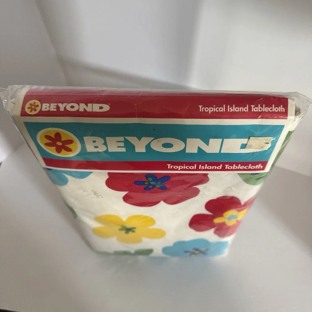 Vtg Beyond Tropical Island Flowers Vinyl Tablecloth 60×102″ Oblong NEW‎ Y2K